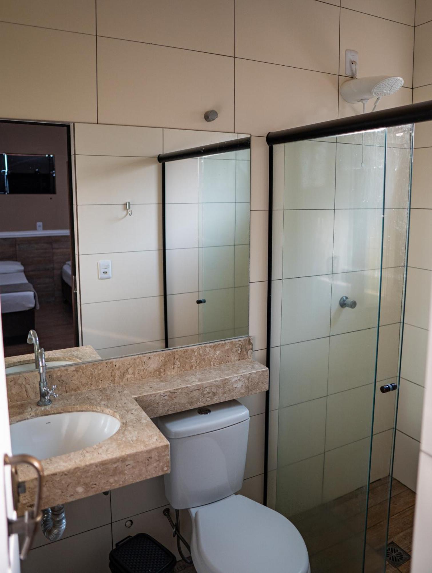 Hotel Nixon Proximo, Rodoviaria, Prefeitura E A Matriz Central Itaí Exteriör bild